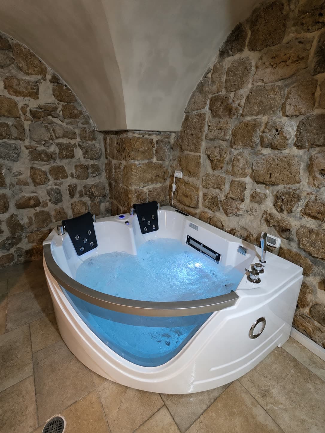 Knight's Loft with Jacuzzi — Old Acre — 4