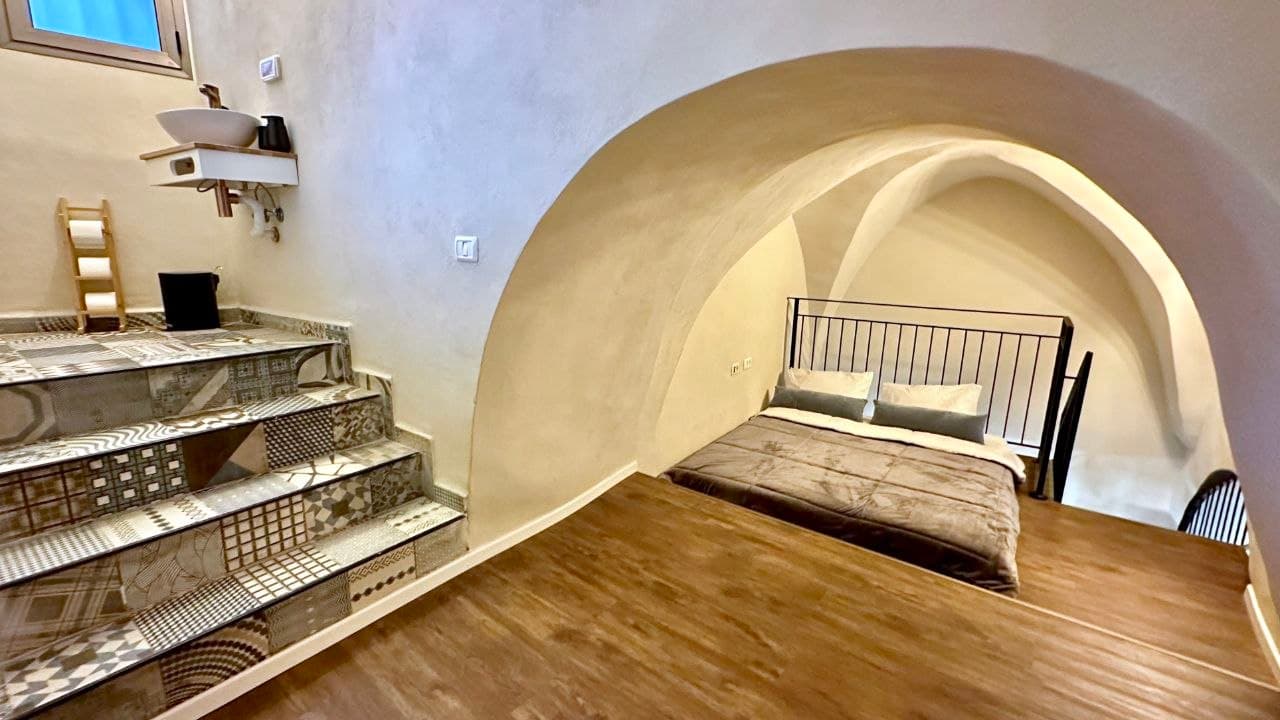 Knight's Loft with Jacuzzi — Old Acre — 7