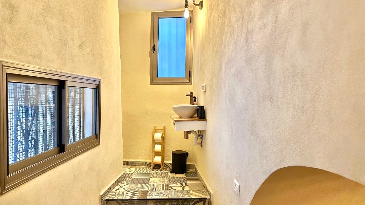 Knight's Loft with Jacuzzi — Old Acre — 8