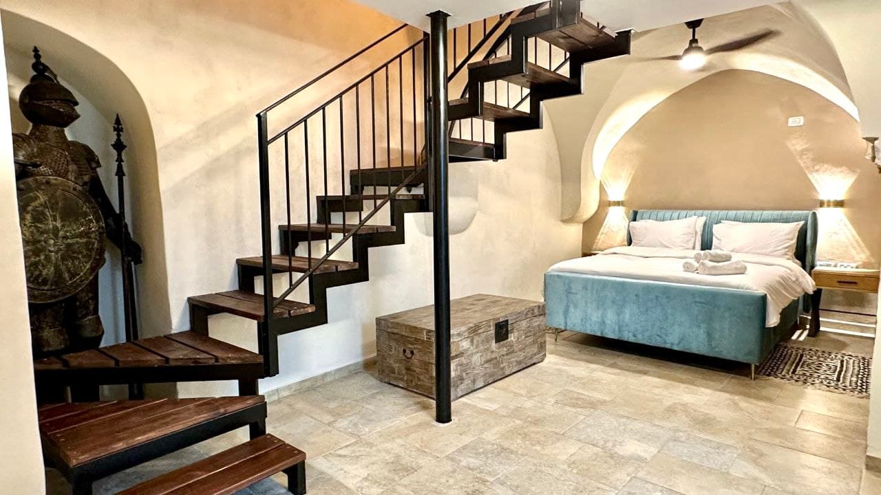 Knight's Loft with Jacuzzi — Old Acre — 2